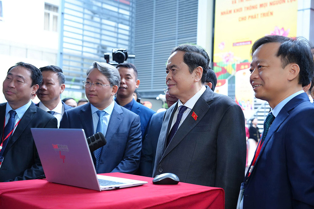 Chủ tịch Quốc hội Trần Thanh Mẫn trải nghiệm AI pháp luật tại Lễ hưởng ứng Ngày Pháp luật 2025