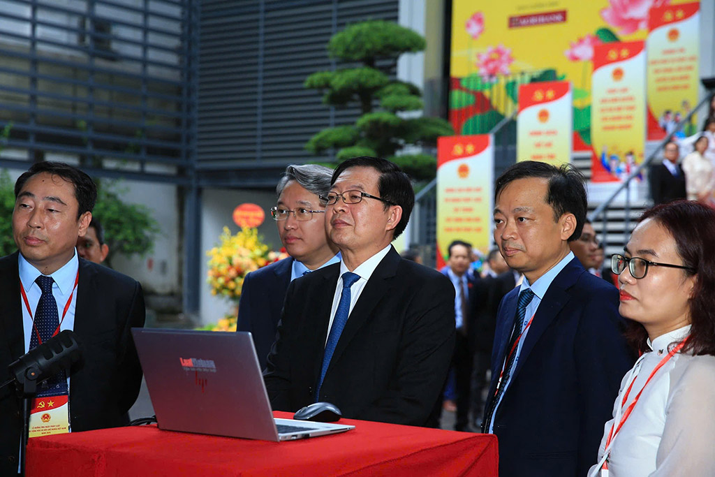 Phó Thủ tướng Chính phủ Hồ Quốc Dũng trải nghiệm AI pháp luật tại Lễ hưởng ứng Ngày Pháp luật 2025