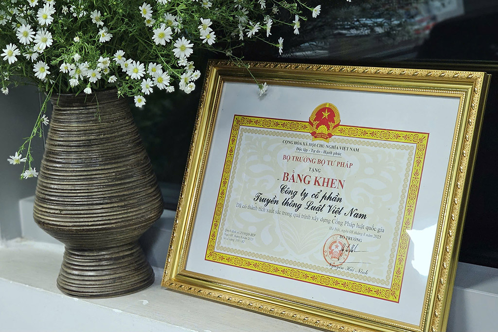 LuatVietnam nhận bằng khen của Bộ trưởng Bộ Tư pháp vì đã có thành tích xuất sắc trong quá trình xây dựng Cổng Pháp luật quốc gia